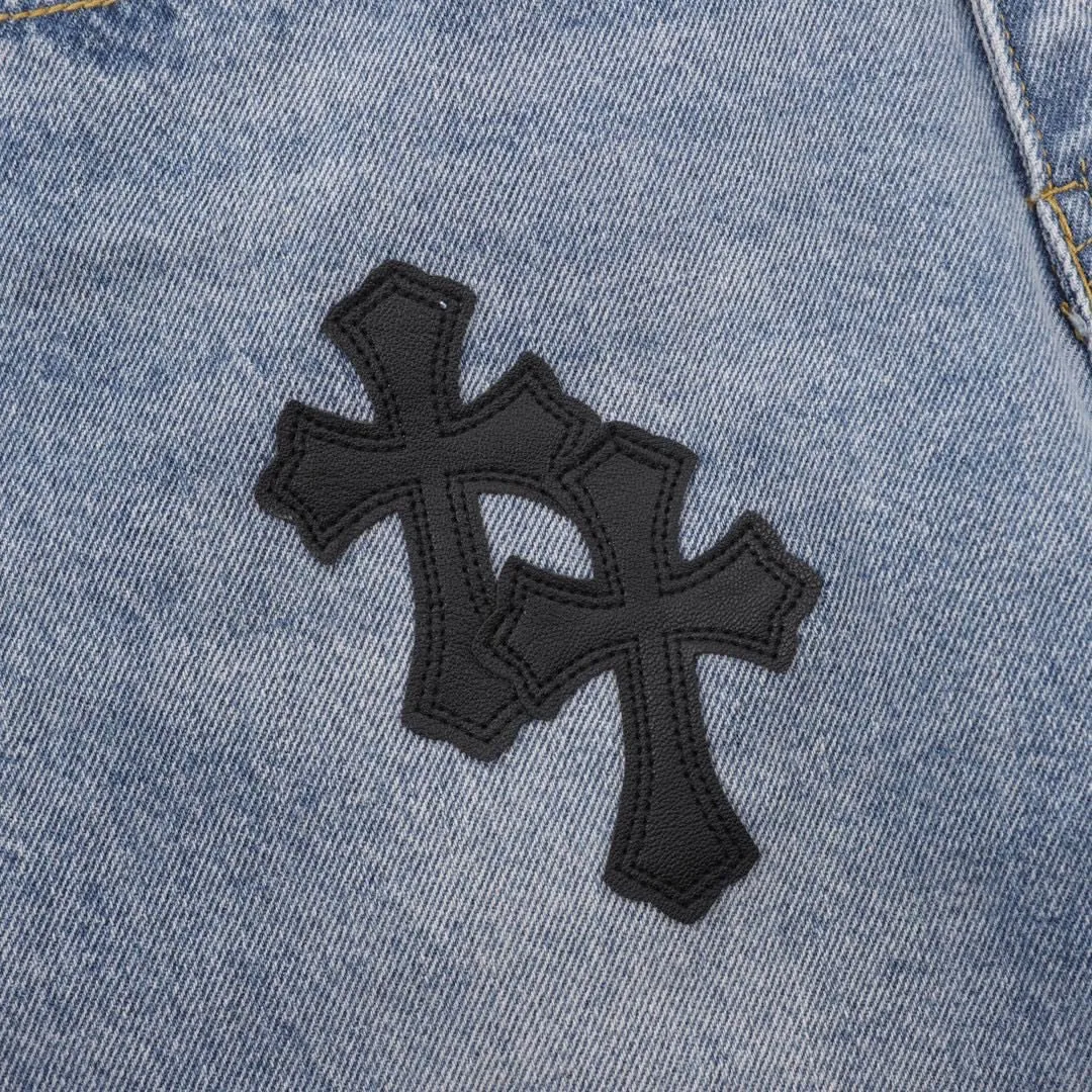 P210 Top version (light blue and black leather) Top version Chrome Hearts jeans with leather blue denim. It is known that chromehearts jeans will use vintage Levis jeans as the base plate for creation. They usually add their own unique silver buckles and silver ornaments, plus leather embellishments. This is what doubles the value of these vintage jeans, because the base plate is Vintage jeans, jeans themselves have become very soft and comfortable after years of baptism. This can be distinguished from ordinary jeans. Regarding the size, you should also refer to the pants data. Style number: 1250# Color: light blue black leather Size: 28 30 32 34 28 Waist 86 Hips 100 Pants length 102 30 Waist 90 Hips 104 Pants length 104 32 Waist 94 Hips 108, pants length 106 34, waist 98, hips 112, pants length 110